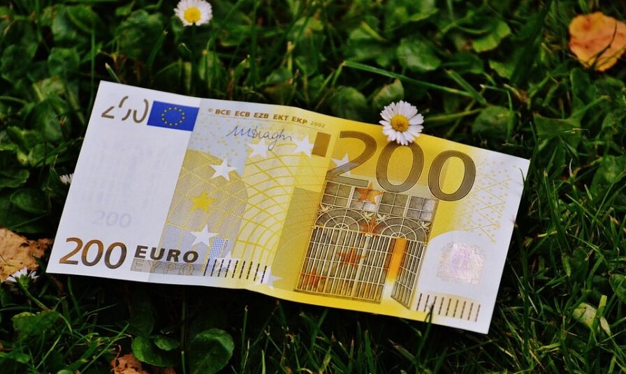 200 Euro Banknote im Gras liegend